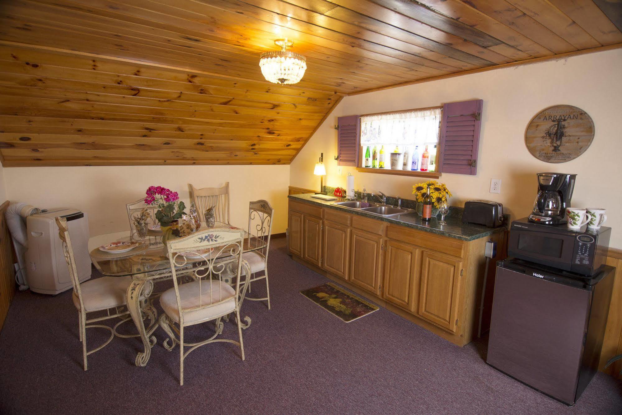 Savannah House Wine Country Inn & Cottages Himrod ภายนอก รูปภาพ
